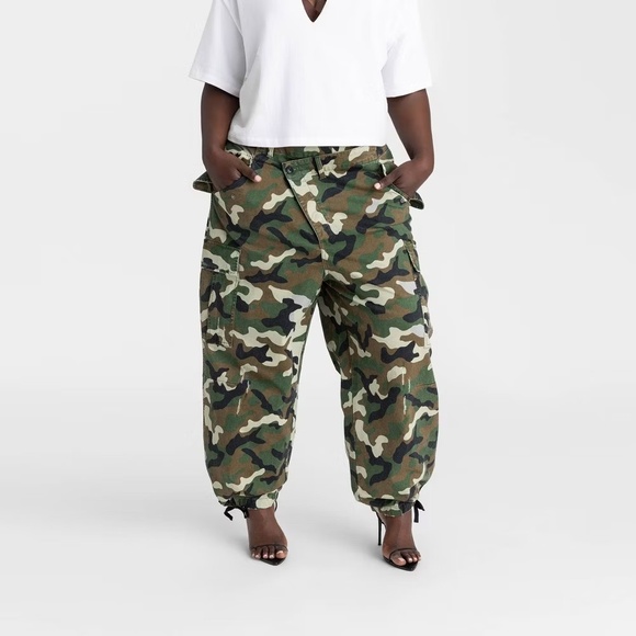 KBB by KAHLANA Target M Medium Mid-Rise Straight Leg The Cargo Jogger Camo Pant - Picture 6 of 9